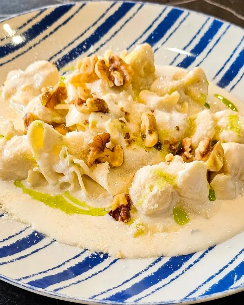 Saquitos de pera con gorgonzola y nueces