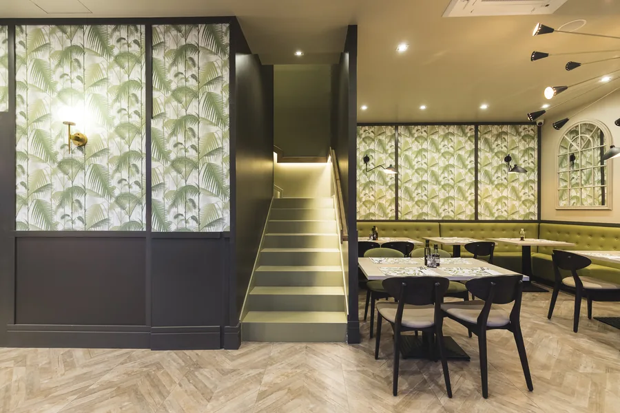 Comedor de Masa Divina con la escalera que sube a la planta superior